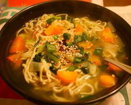 Овощной суп с лапшой рамен и пастой мисо