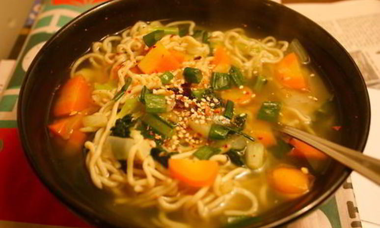 Рецепт овощного супа с лапшой рамен и пастой мисо