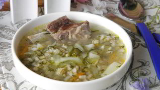 Рассольник с перловкой и солеными огурцами