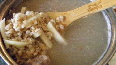 рассольник с перловкой и солеными огурцами