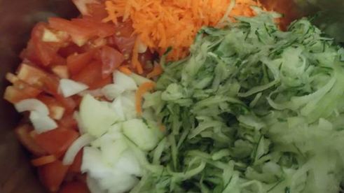 рассольник со свежими огурцами и перловкой