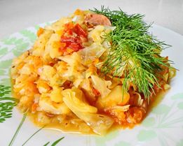 Солянка из капусты с сосисками и помидор в мультиварке