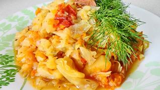 Солянка из капусты с сосисками и помидор в мультиварке