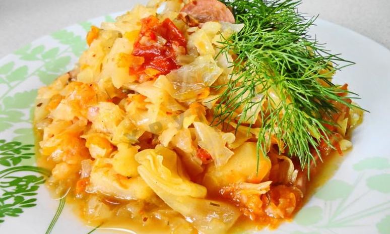 Рецепт солянки из капусты с сосисками и помидор в мультиварке