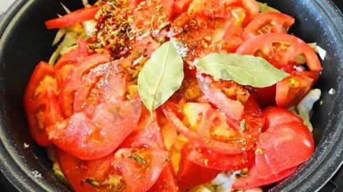 солянка из капусты с сосисками и помидор в мультиварке