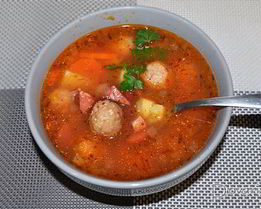 Солянка с фрикадельками и фасолью