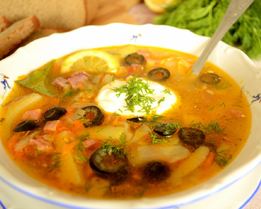 Солянка с говядиной, колбасой, капустой и картошкой