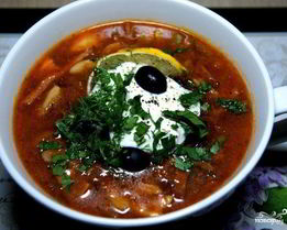 Солянка с колбасой и грибами