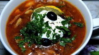 Солянка с колбасой и грибами