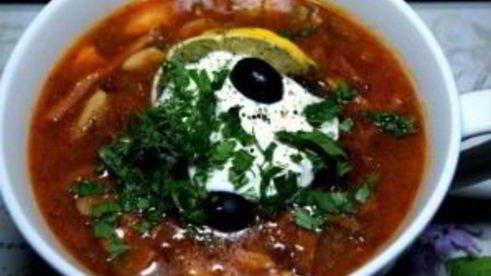 солянка с колбасой и грибами