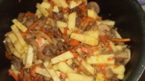 солянка с колбасой и грибами