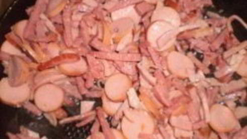 солянка с колбасой и грибами