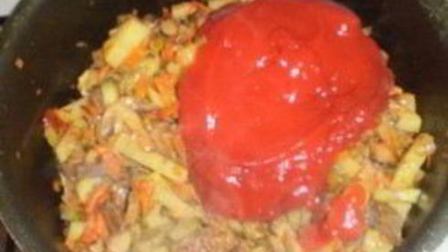 солянка с колбасой и грибами