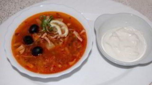 солянка с колбасой и капустой