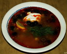 Солянка с копчеными ребрышками