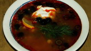 Солянка с копчеными ребрышками