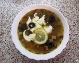 Солянка с маслинами и лимоном