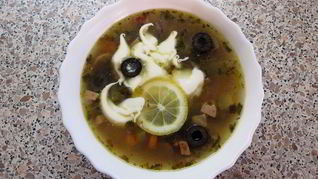Солянка с маслинами и лимоном