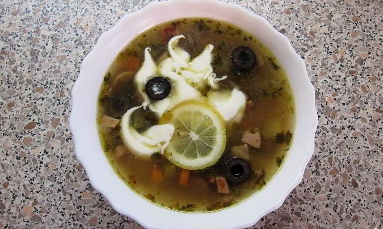 Рецепт солянки с маслинами и лимоном