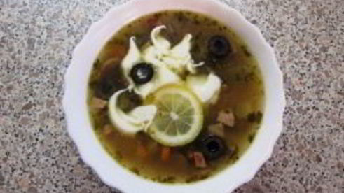 солянка с маслинами и лимоном