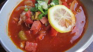 Солянка с оливками и колбасой