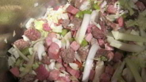 солянка с оливками и колбасой