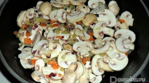 суп-солянка с грибами и капустой