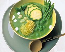 Суп из зеленой спаржи и горошка с хрустящими мини-овощами