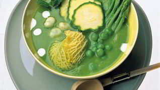 Суп из зеленой спаржи и горошка с хрустящими мини-овощами