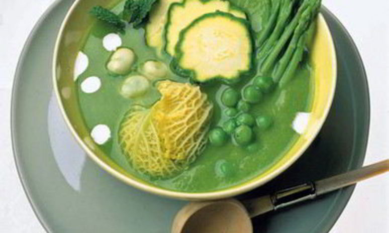 Рецепт супа из зеленой спаржи и горошка с хрустящими мини-овощами