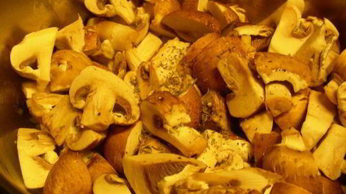 грибной суп-пюре с сыром бри и миндалем