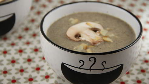 грибной суп-пюре с сыром бри и миндалем