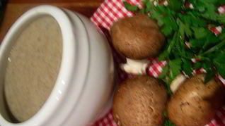 Грибной суп-пюре с запеченным чесноком