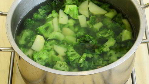 суп-пюре из брокколи с гренками