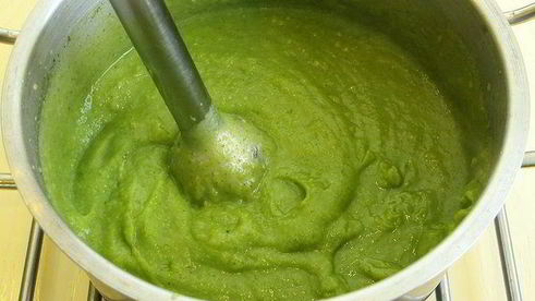 суп-пюре из брокколи с гренками