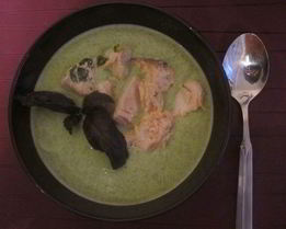 Суп-пюре из броколи, семги и руколы