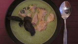 Суп-пюре из броколи, семги и руколы