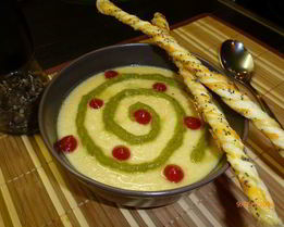 Суп-пюре из чечевицы с курицей и маковыми палочками