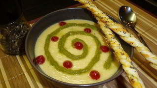 Суп-пюре из чечевицы с курицей и маковыми палочками