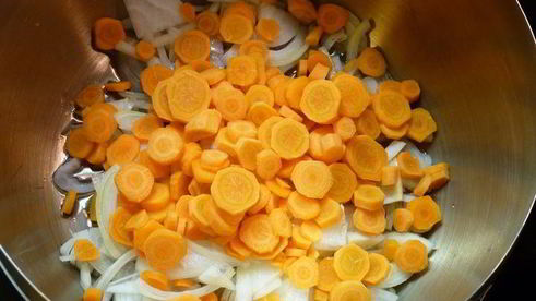 суп-пюре из чечевицы с курицей и маковыми палочками