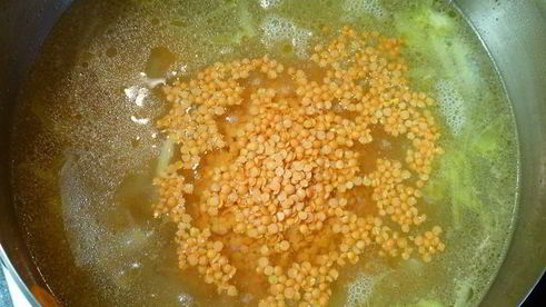 суп-пюре из чечевицы с курицей и маковыми палочками