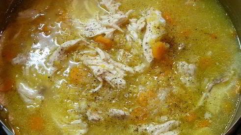 суп-пюре из чечевицы с курицей и маковыми палочками