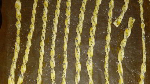 суп-пюре из чечевицы с курицей и маковыми палочками