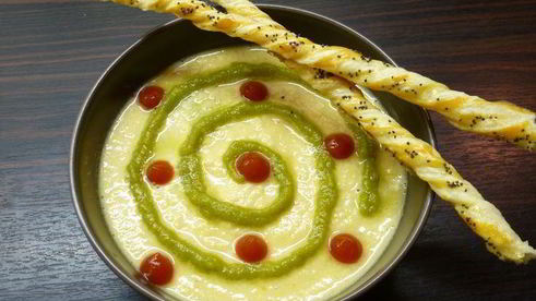 суп-пюре из чечевицы с курицей и маковыми палочками