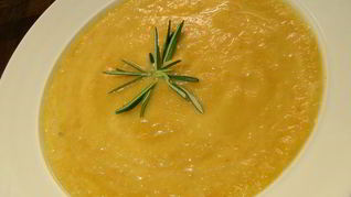 Суп-пюре из корнеплодов с имбирем и розмарином