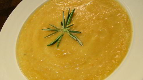 суп-пюре из корнеплодов с имбирем и розмарином