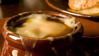 Луковый суп, запеченный под сырной корочкой