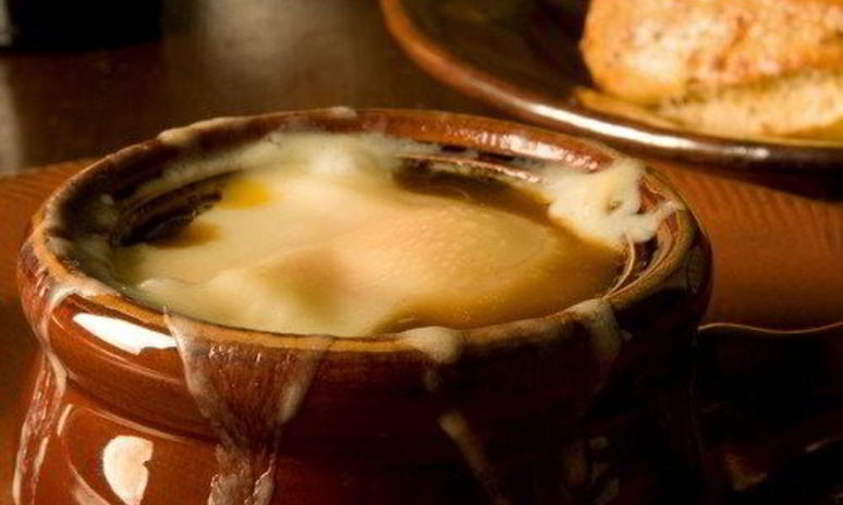 Рецепт лукового супа, запеченного пода сырной корочкой