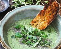 Вегетарианский суп из брокколи с семенами чиа и миндалем