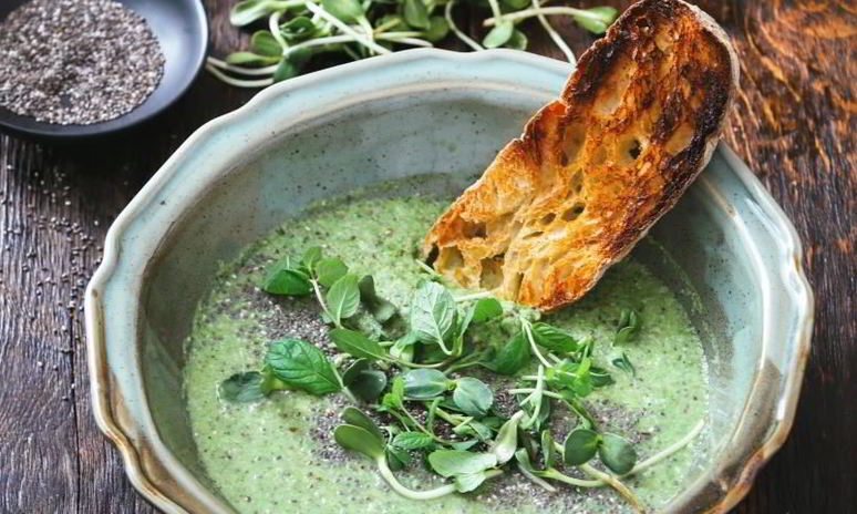 Рецепт вегетарианского супа из брокколи с семенами чиа и миндалем